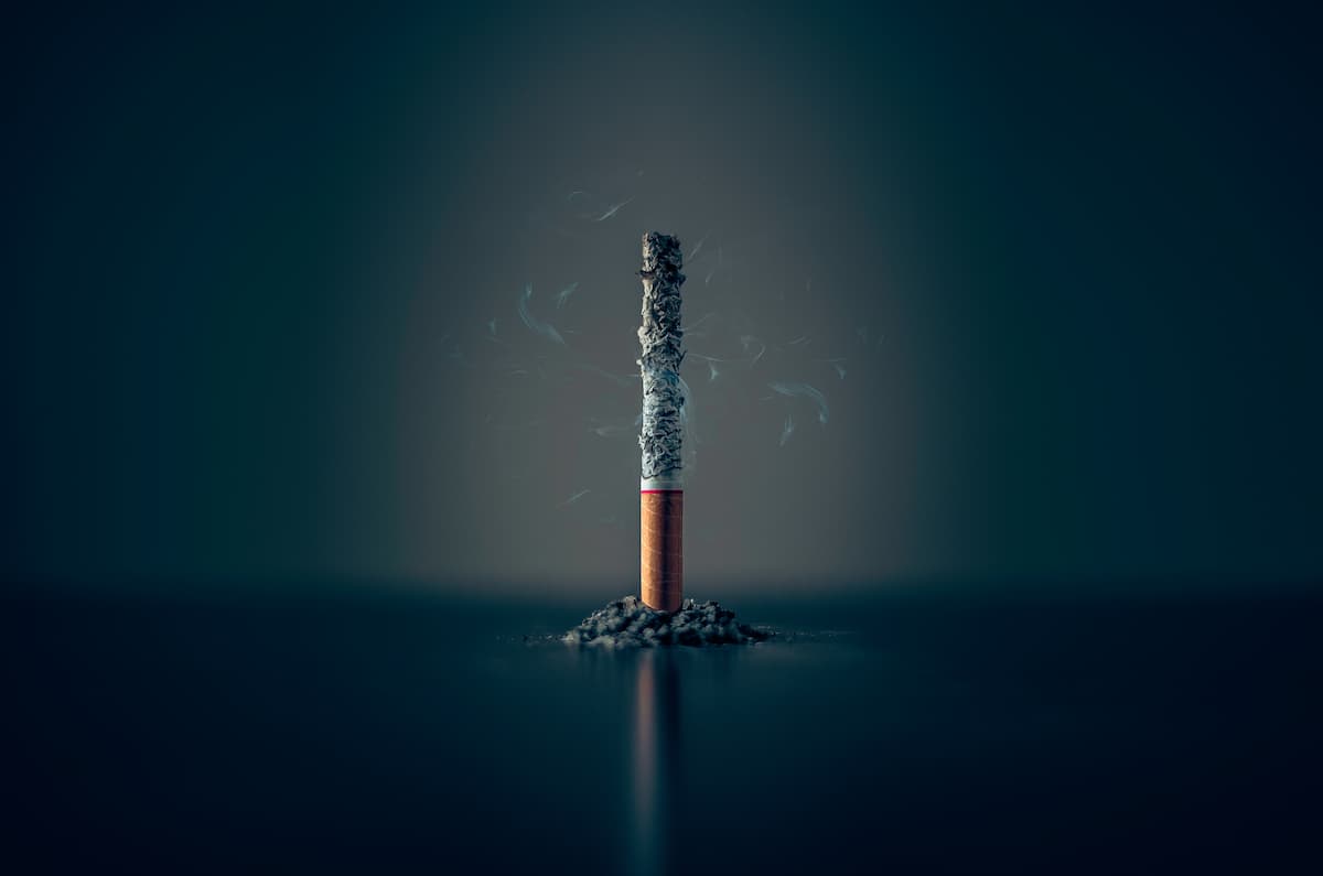 Sigaretta che brucia