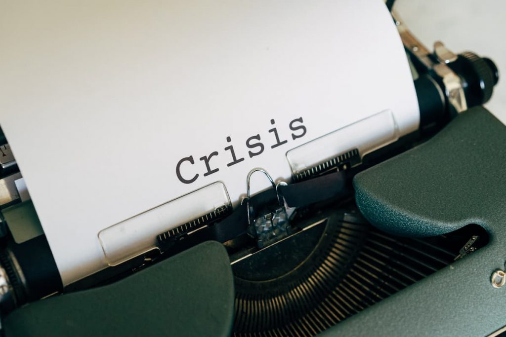 Macchina da scrivere che scrive "crisi"